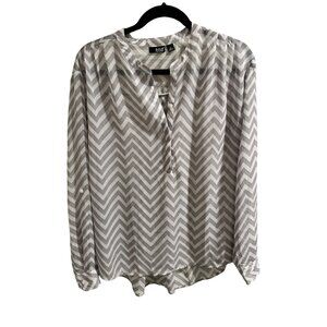 🍒 2/$20 🍒 Gray and White Chevron Striped Long Sleeve V-Neck Blouse sz L